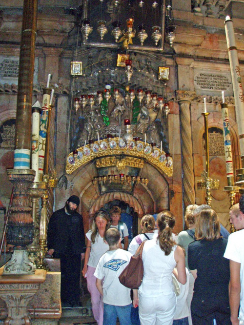 Jerozolima - wejście do grobu Jezusa.