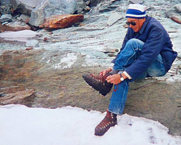 9.07.1998 Po zejściu z przełęczy Alphubel ( 3782m ) w zimowych warunkach: wiatr, śnieg, mróz , mgła. After descend from Alphubelpass ( 3782m ) in winter weather conditions: wind, snow, frost, fog. #Alpy #przełęcz