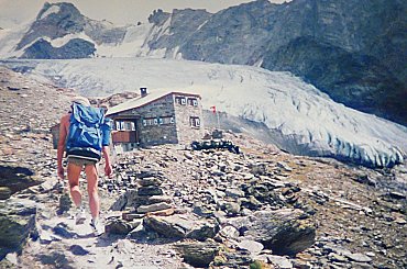 25.08.1997 Schronisko Dom ( 2940m ), po prawej lodowiec Festi.
Dom schelter ( 2940m ),
right Festi glacier. #Szwajcaria #Alpy #Dom #lodowiec