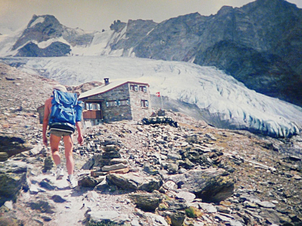25.08.1997 Schronisko Dom ( 2940m ), po prawej lodowiec Festi.
Dom schelter ( 2940m ),
right Festi glacier. #Szwajcaria #Alpy #Dom #lodowiec