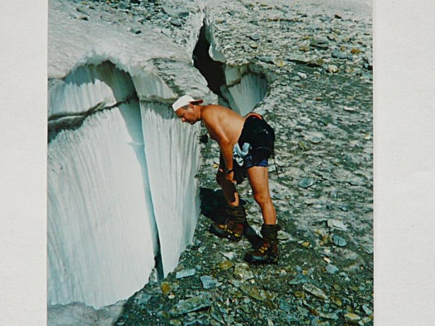 9.08.2000 Lodowiec Hohlicht. Jak głęboka jest ta szczelina? Hohlich glacier. How deep is this crevasse? #Hohlicht #lpdowiec #szczelina