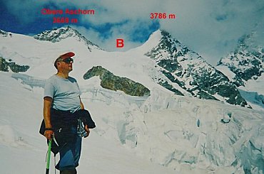 9.08.2000 Lodowiec Hohlicht. B miejsce biwaku po zejściu z Schalihornu, Obere Aschjoch ( 3627 m ). Hohlicht glacier. B our bivouac after descend from Schalihorn, Obere Aschpass ( 3627 m ).. #Hohlicht #lodowiec #biwak #przełęcz