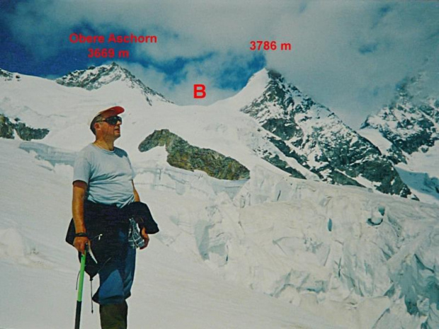 9.08.2000 Lodowiec Hohlicht. B miejsce biwaku po zejściu z Schalihornu, Obere Aschjoch ( 3627 m ). Hohlicht glacier. B our bivouac after descend from Schalihorn, Obere Aschpass ( 3627 m ).. #Hohlicht #lodowiec #biwak #przełęcz
