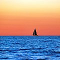 samotny, czarny(!) żagiel - Karwia'08 #morze #zachód #wakacje