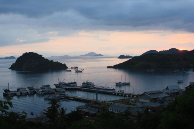 Labuhanbajo. Flores. Widok na port.