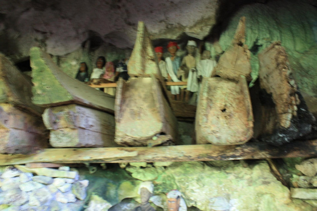 Tanja Toraja. Celebes. Groby królewskie.