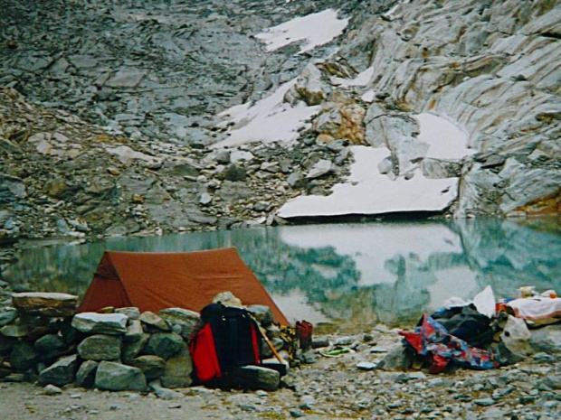13.08 2000, Namiot przy jeziorku ( 3200 m ), przed wejściem na Alphubel ( 4206 m ). Our tent near lake ( 3200 m ), before ascent on Alphubel ( 4206 m ). #biwak #namiot #jeziorko #Alphubel