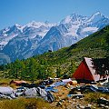 11.08.2000, Nasz biwak
(2150 m), w tyle grań Mischabel.
Our bivouac ( 2150 m),
behinde Mischabel ridge. #biwak #namiot #GtrańMischabel