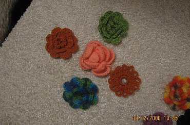 powstają z resztek włóczki,szydełko #szydełko #SzydełkoweKwiatki #SzydełkoweOzdoby