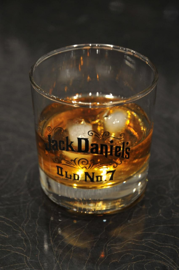 Szklaneczka Tennessee Whiskey z lodem dobra na szczególne okazje