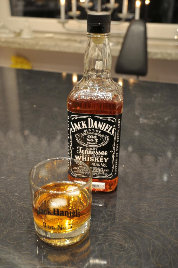 Szklaneczka Tennessee Whiskey z lodem dobra na szczególne okazje