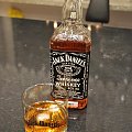 Szklaneczka Tennessee Whiskey z lodem dobra na szczególne okazje