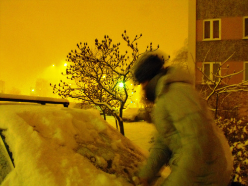 No tak, spadł snieg, taki mięciutki, kuszący, że wyszliśmy na spacer, taki nocny - północny