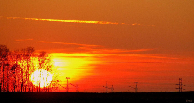 zdjęcie zrobione z bardzo dużej odległości i bez statywu #dźwigi #śląsk #ZachódSłońca #żórawie