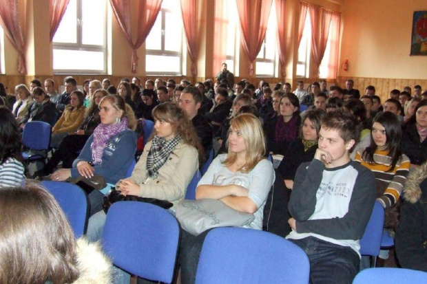 Młodzież Zespołu Szkół im. Stanisława Staszica podczas wykładu dr Macieja Zarębskiego na temat działalności ministra Adama Bienia. #rowery #PTTK