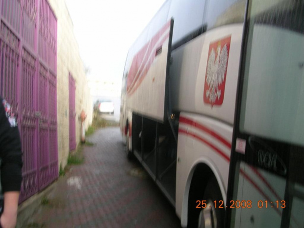 Autobus którym jeżdziliśmy,lokalny kontrahent wyposażył w polskie emblematy