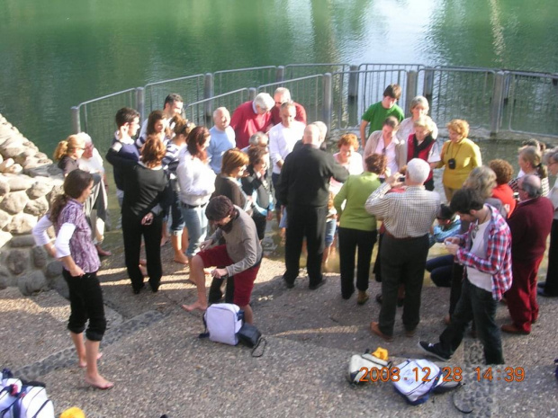Grupa Baptystów nad brzegiem Jordanu