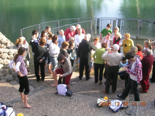 Grupa Baptystów nad brzegiem Jordanu