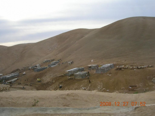 Łańcuchy górskie a w oddali obozy beduinów