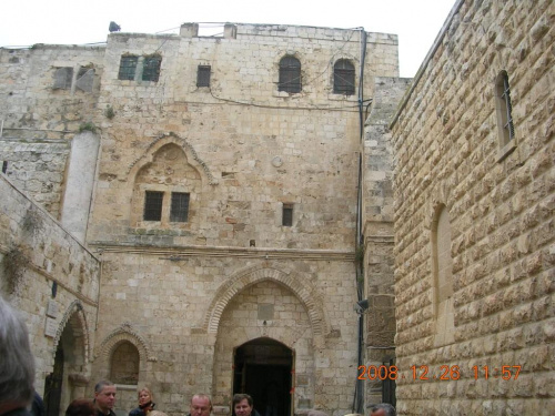 Mury otaczające kościół