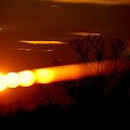 9.01.2009 był straszny mróz, nie chciałam zmarznąć i dlatego fotografowałam zachód słońca przez szybę(okno) i tak wyszło. Spodobało mi się.