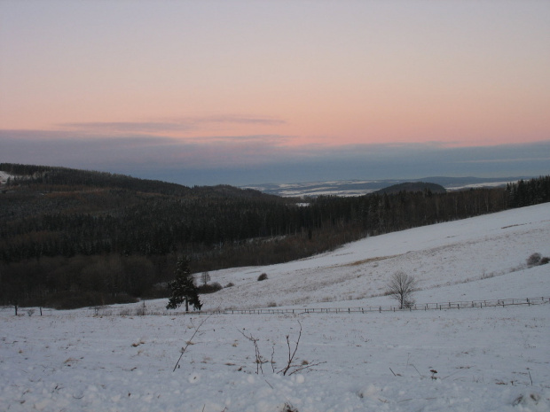 zima w górach w barwach zmierzchu #zima #góry #śnieg #GóryKaczawskie