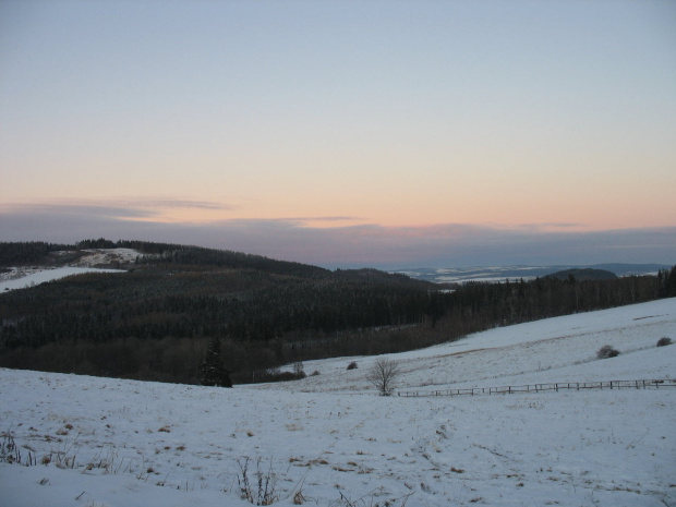 zima w górach w barwach zmierzchu #zima #góry #śnieg #GóryKaczawskie