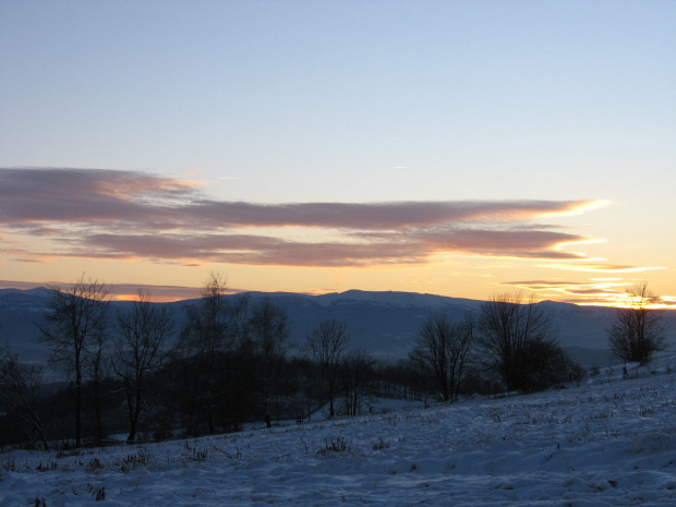 zima w górach w barwach zmierzchu #zima #góry #śnieg #GóryKaczawskie