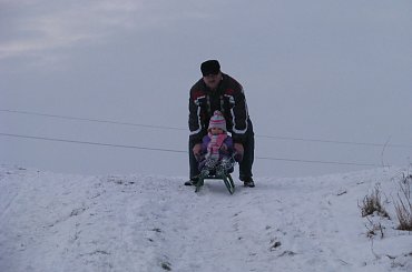 ... z dziadziusiem ... #rodzina #śnieg #wnuczka #sanki #zima #Sławięcice