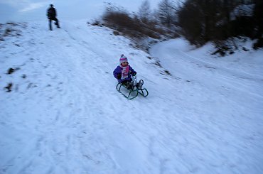 z górki, na pazurki ... #rodzina #śnieg #zima #sanki #wnuczka #Sławięcice