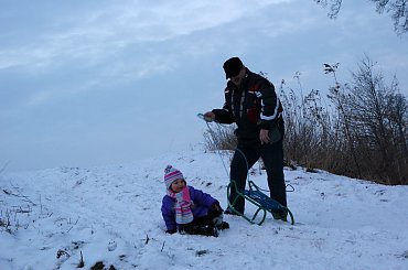 z górki, na pazurki ... z dziadziusiem ... #rodzina #śnieg #zima #sanki #wnuczka #Sławięcice