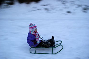 z górki, na pazurki ... #rodzina #wnuczka #sanki #śnieg #zima #Sławięcice
