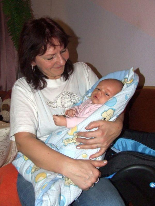 Marcelek Justynki szybko rośnie. Tak wygląda z babcia Basią, na 1 dzień przed Dniem Babci.
