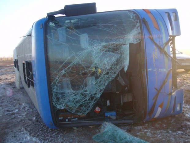 silny wiatri autobus fiknąl na bok!