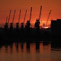 Dźwigi w szczecińskim porcie oglądają wschód słońca :) #Szczecin #port #dźwig #WschódSłońca