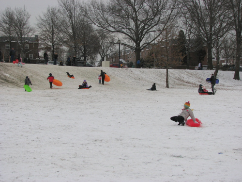 Zabawy na śniegu to prawdziwa frajda :)) #styczeń #śnieg #park #dzieci