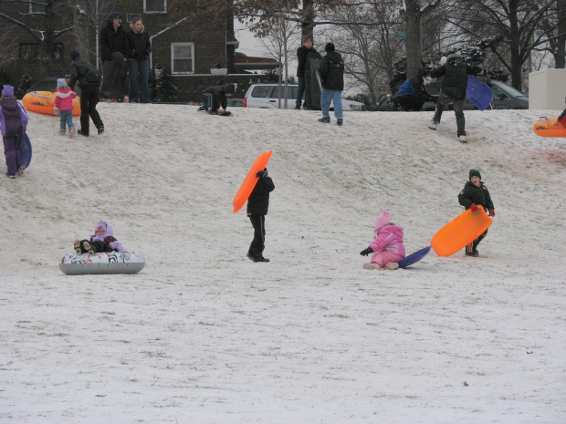 Zabawy na śniegu to prawdziwa frajda :)) #styczeń #śnieg #park #dzieci