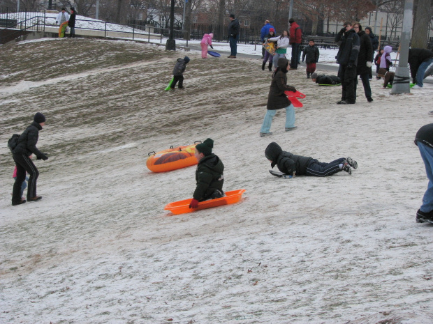 Zabawy na śniegu to prawdziwa frajda :)) #styczeń #snieg #park #dzieci