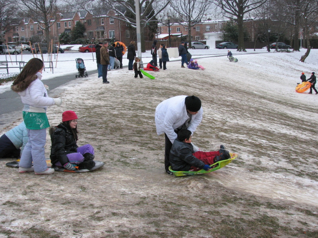 Zabawy na śniegu to prawdziwa frajda :)) #styczeń #śnieg #park #dzieci