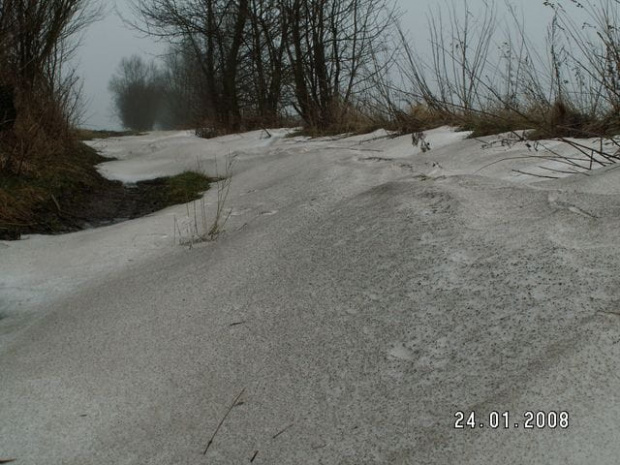 Ostatnie zaspy na polnej drodze