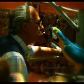 tak się karmi papugi na Teneryfie..:-)