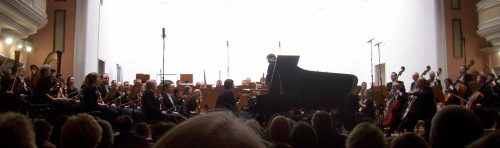 Krzysztof Jabłoński i OSFŚl wykonują Koncert fortepianowy na lewą rękę Mauricea Ravela