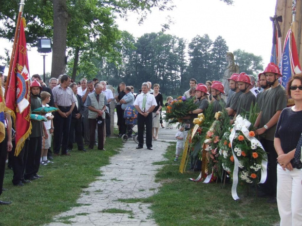 Licznie zgromadzeni żegnają zmarłego strażaka.