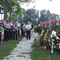 Licznie zgromadzeni żegnają zmarłego strażaka.