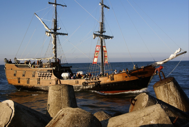 Piracki statek wpływa do portu