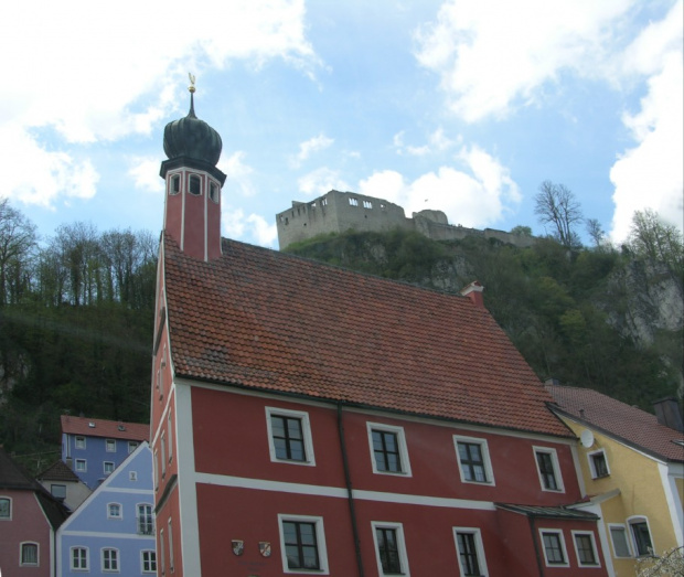Kallmünz - widok na ruiny zamku ( fotka zniekształcona przez szybę samochodu)
