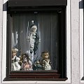 Kallmünz - przystrojone lalkami okno w jednym z uroczych domków miasteczka