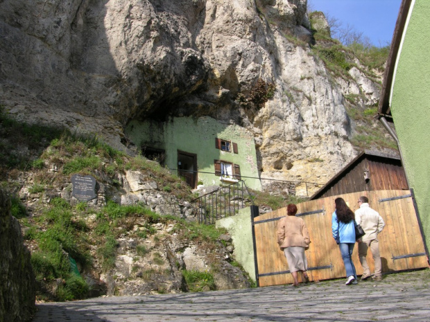 Kallmünz - dom kowala wykuty w skale, czarne okopcenie skał powstało w wyniku działania dumu z pieców domostwa