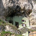 Kallmünz - dom kowala wykuty w skale, czarne okopcenie skał powstało w wyniku działania dumu z pieców domostwa