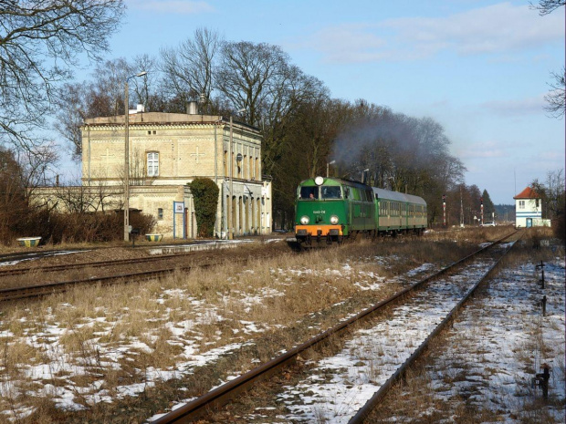 SU45-116 odjeżdża z Krajenki do Piły. Charakrerystyczny "mazucik" widoczny nad lokomotywą. #kolej #Krajenka #PKP #SU45 #zima